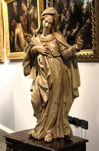 « La Vierge » Sculpture en bois laqué imitant le marbre.